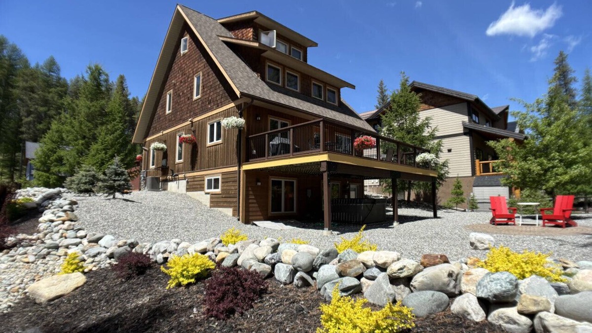 East Kootenay Ski Chalet | XMAS 2025 Available! Bedrooms Galore! Hottub Short Flat Walk to Lift
