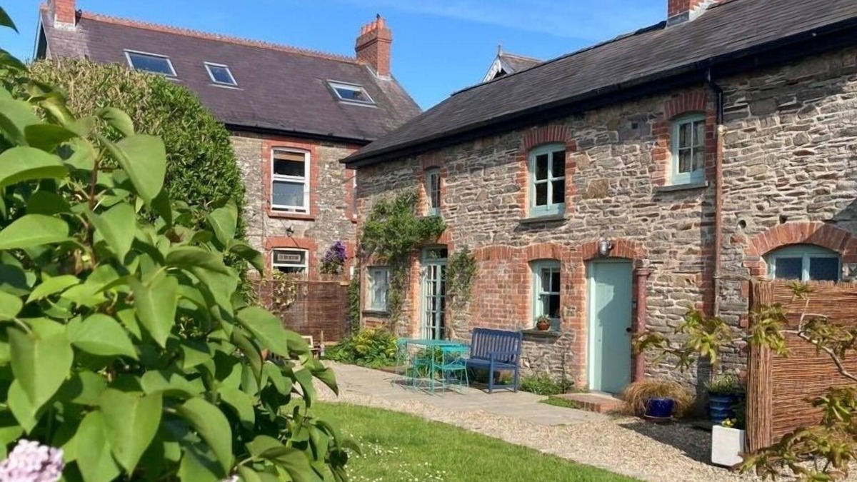 Saint Clears House | Y Bwthyn, Bohemian bolthole with log burner
