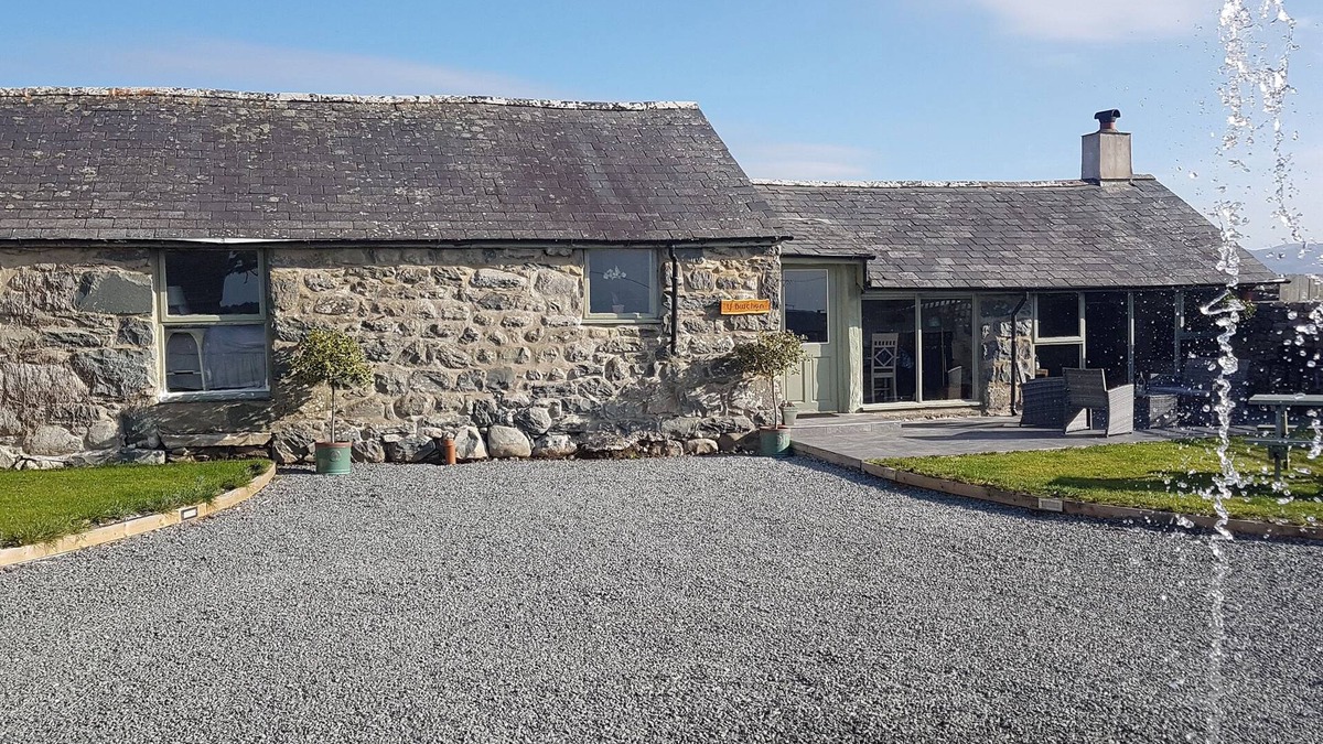 Dyffryn Ardudwy Cottage | Y BWTHYN, pet friendly, character holiday cottage in Dyffryn Ardudwy