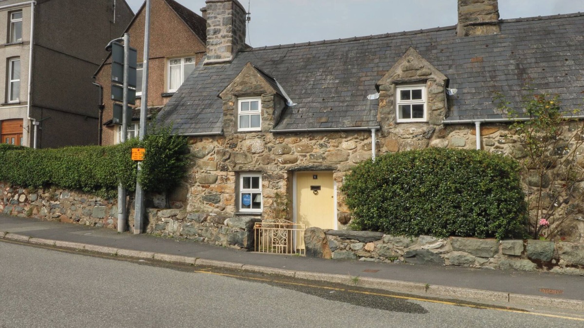 Criccieth Cottage | Y BWTHYN, pet friendly, character holiday cottage in Criccieth