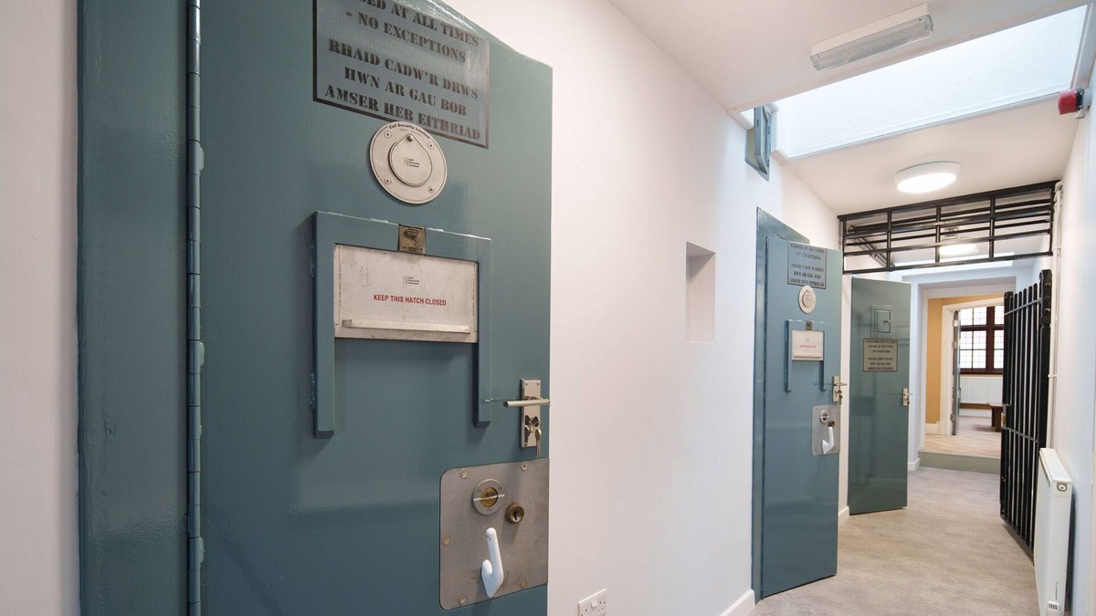 Cardigan Cottage | Y Clinc @ Ty Hedd - police station stay for 28