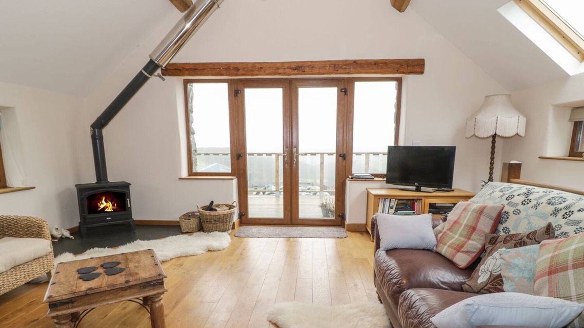 Machynlleth House | Y DAFLOD, with open fire in Machynlleth