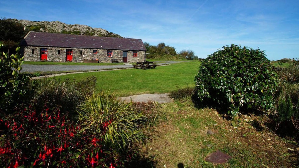 St Brides House | Y Stablau - Stables