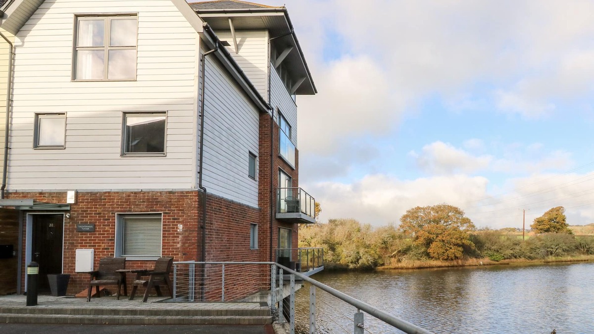 Whippingham Cottage | YACHTSMAN'S TOWER, family friendly in East Cowes, Isle Of Wight