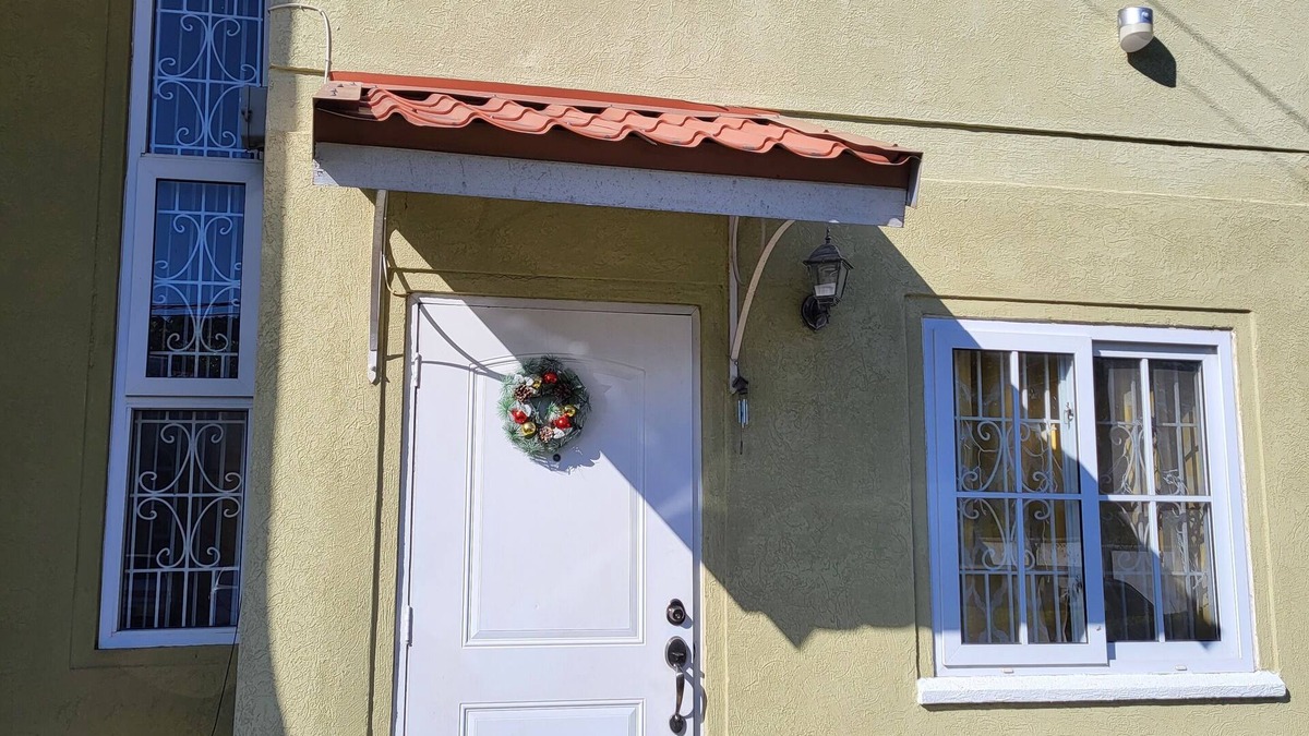 Spanish Town House | Yahweh's housenSpacious Town house gated community. Near gas station supermarket