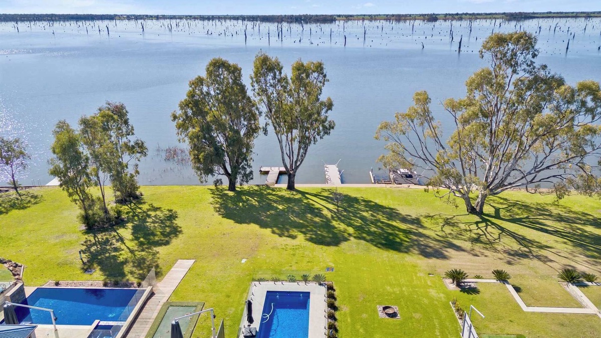 Yarrawonga House | Yarrawonga's ultimate Waterfront holiday house sleeping up to 16 guests
