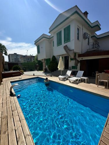 Nilufer Villa | Yeşil Panjurlu Bahçeli Villa
