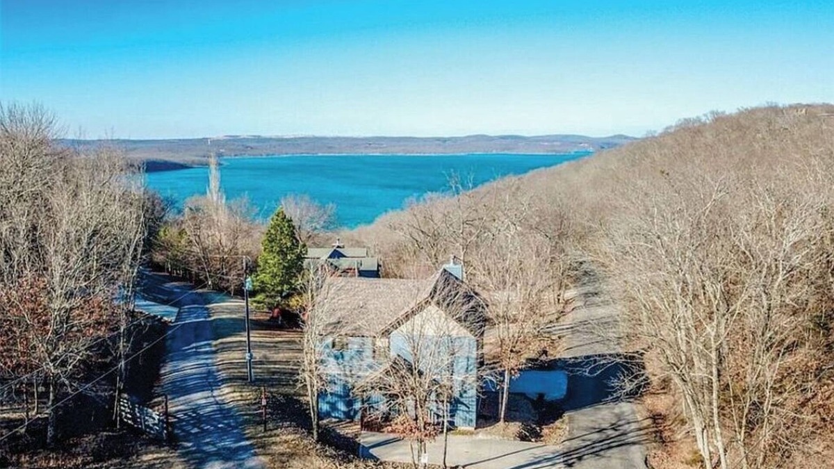 Vian House | Year-around Lake Views, 1 mile to Ramp .