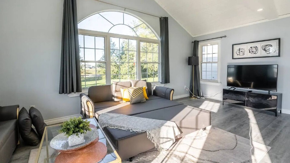 Dunnville Cottage | Year-Round Comfort – Firepit, Foosball, Piano, BBQ