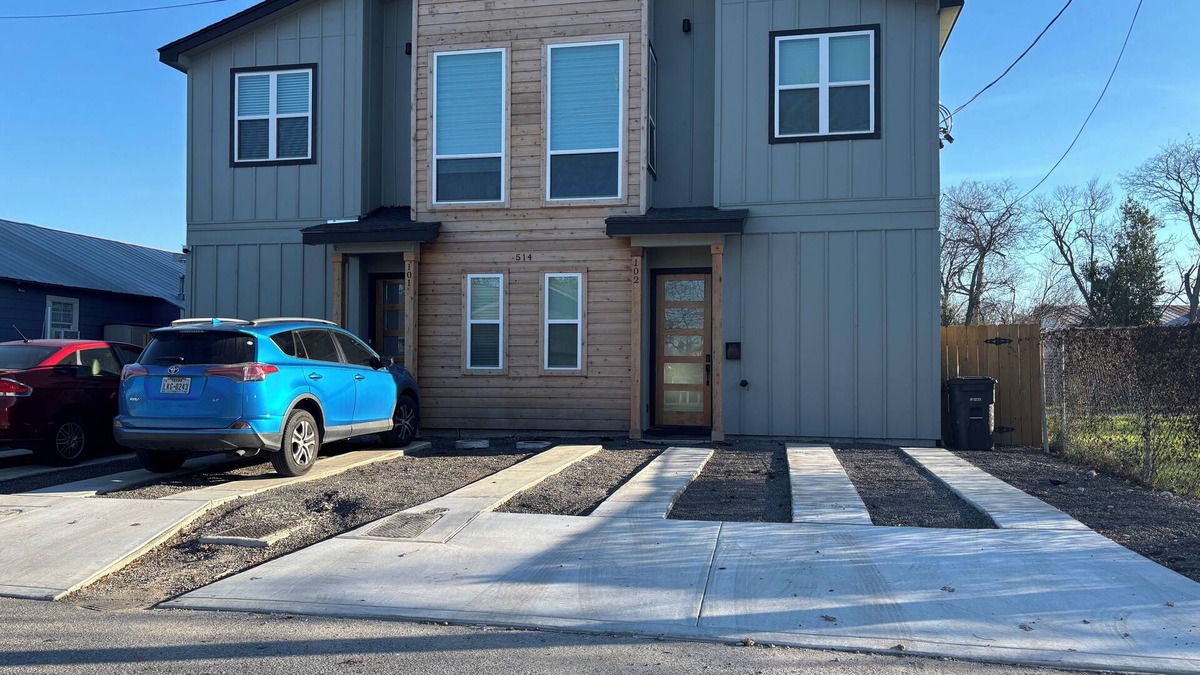 Eastside Promise Neighborhood House | Yee-Haw Charming 2-bedroom townhome in San Antonio 5 minutes from Riverwalk.