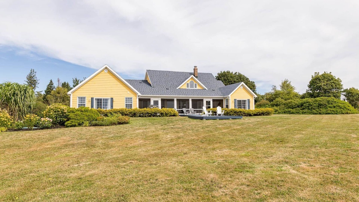 Stratford House | Yellow Beach House – Beachfront 4BR Retreat
