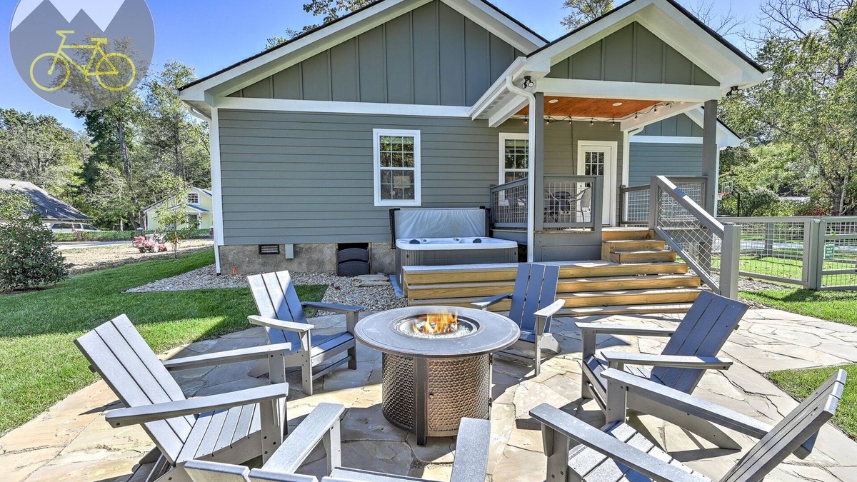 Hendersonville House | Yellow Bike Bungalow-Block from Bike Trail-Fireplace- Dog Friendly