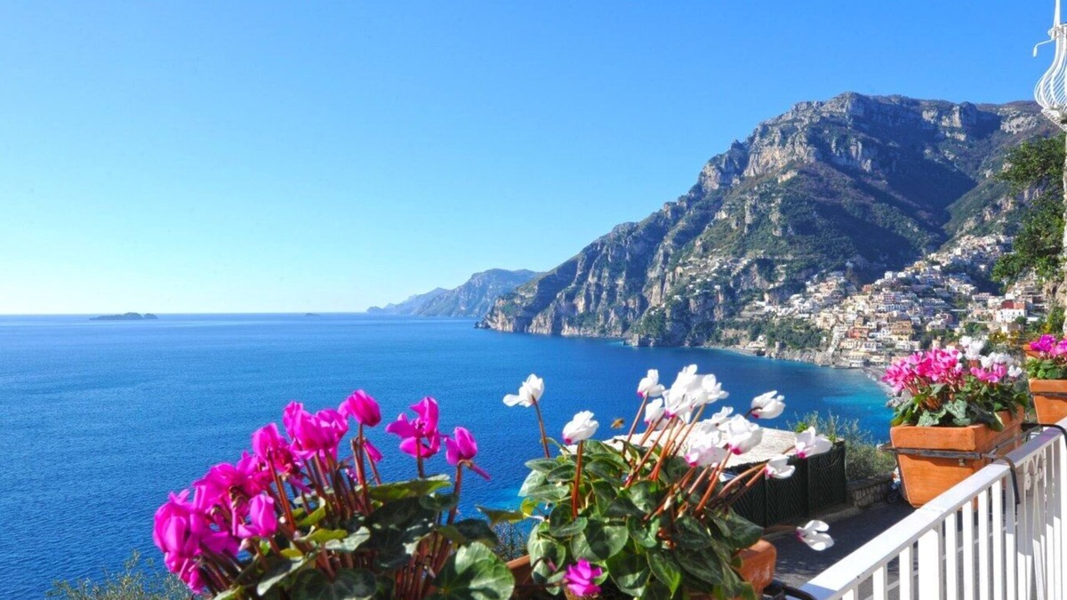 Arienzo Villa | Yellow Charming House in Positano