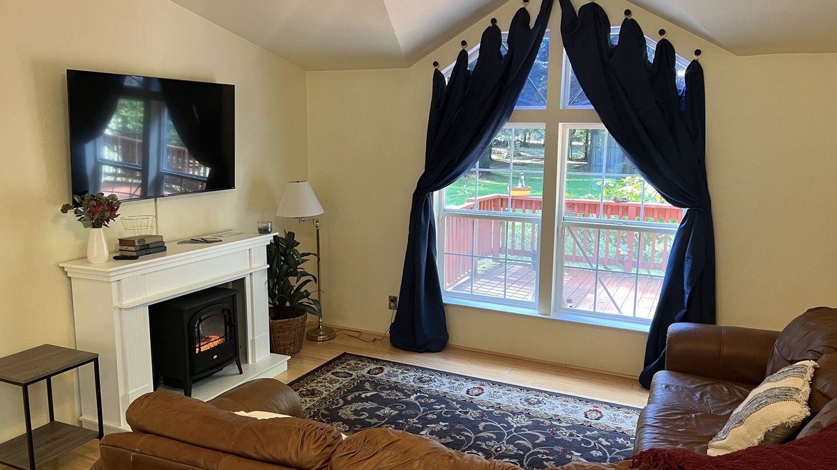 Crescent City Cottage | Yellow cottage in the woods- 5 min from beach!