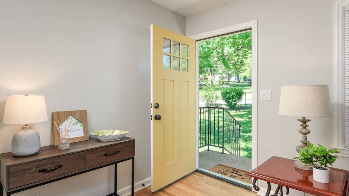 Lupton City House | Yellow Door Cottage - 3BR, Pet & family friendly!
