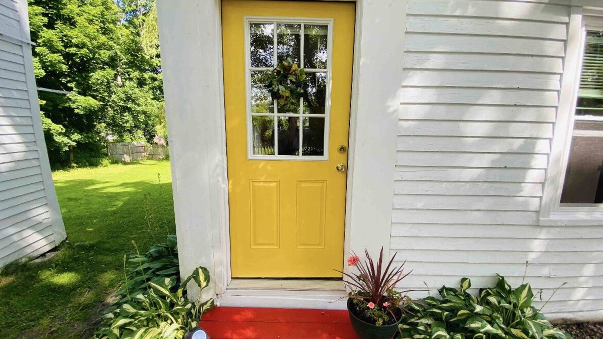 Rockland Apartment | Yellow Door Sunny New England House Apartment in Rockland ME STR22-44