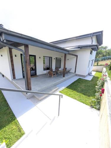 Comarnic Villa | Yellow House