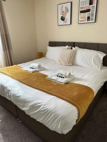 Stroud Apartment | Yellow Sunflowers Flat In Stroud
