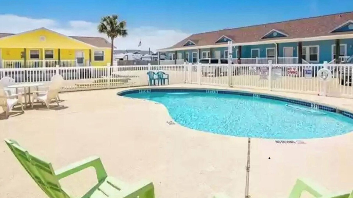 Sand Point Condo | Yellow Sunshine condo close to the beach