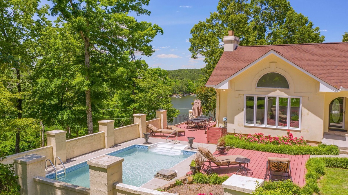 Cullman House | Yellowhammer Hill: 5 BR, 3.5 BA in Cullman, Sleeps 17