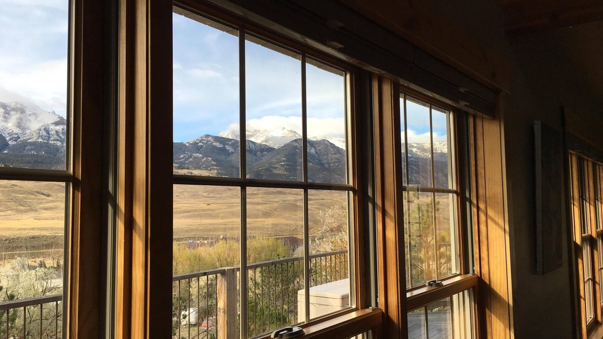 Gardiner House | Yellowstone Archview Guesthouse- Stunning Views For Your Ultimate Family Getaway