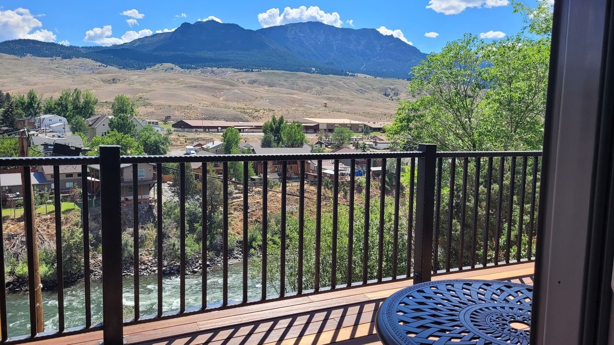 Gardiner House | Yellowstone Beauty Overlooking Yellowstone River BRAND NEW Gardiner, MT