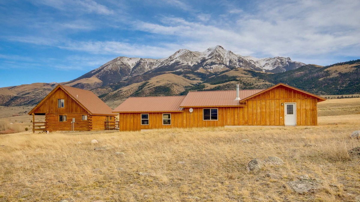 Pray Cabin | Yellowstone Lodge w/Game Room & Panoramic Views