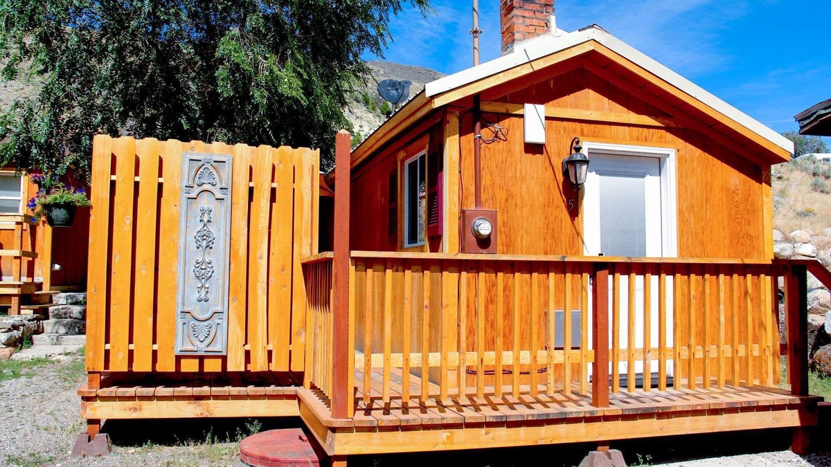 Gardiner Cabin | Yellowstone's Treasure Cabin #5, few min drive to Yellowstone's North Entrance