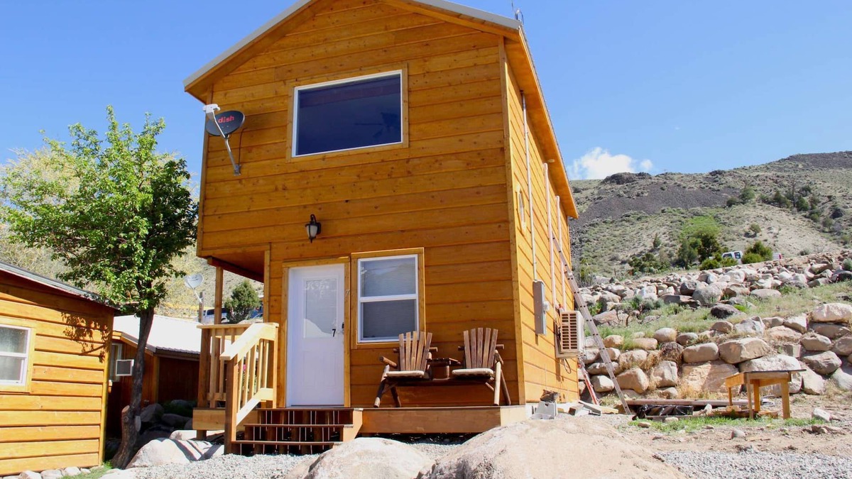 Gardiner Cabin | Yellowstone's Treasure Cabin #7, few min drive to Yellowstone's North Entrance