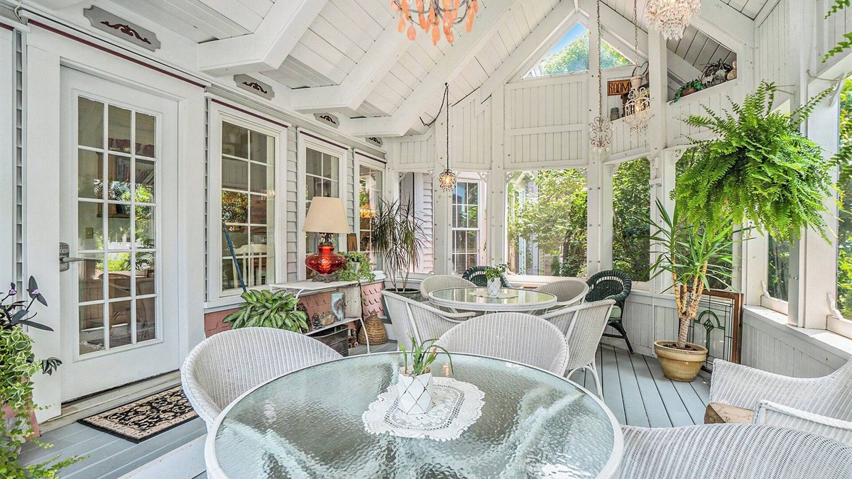 South Haven Bed & Breakfast | Yelton Manor Bed & Breakfast