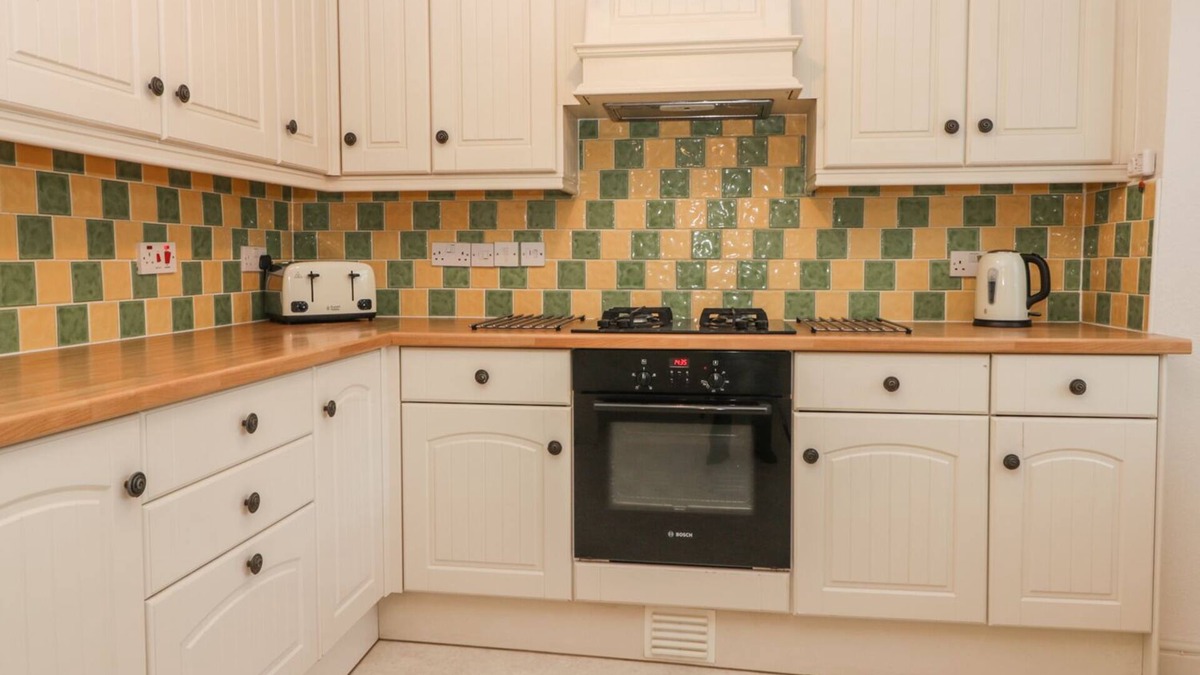 Scalby Cottage | YEW COURT COTTAGE, family friendly, with a garden in Scalby