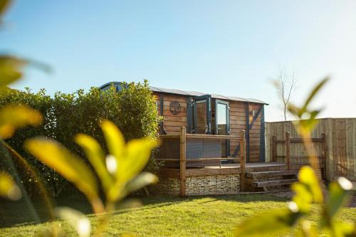 Frampton Ski Chalet | Yew Lodge - Shepherd's Hut Railway Carriage with "Hot Tub" - Sleeps 4 - Escape Completely!