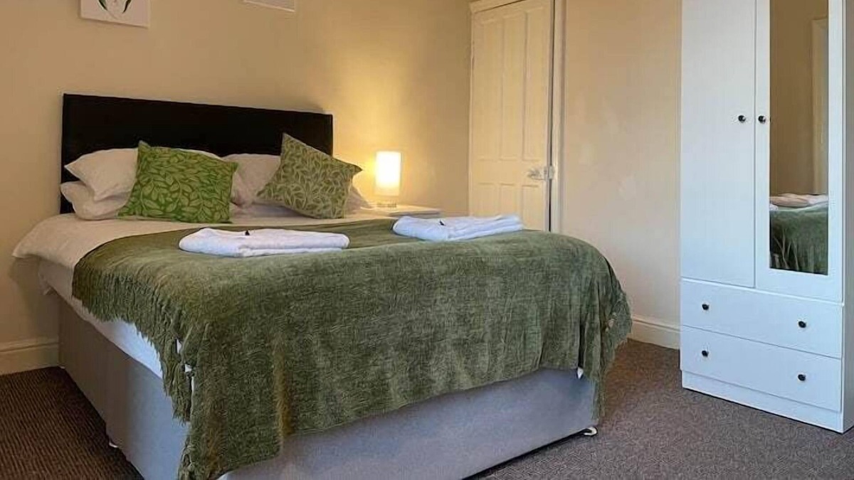 Doncaster Other | Yew Tree House - 3 bed home sleeping 7, on street parking - perfect for families and contractors