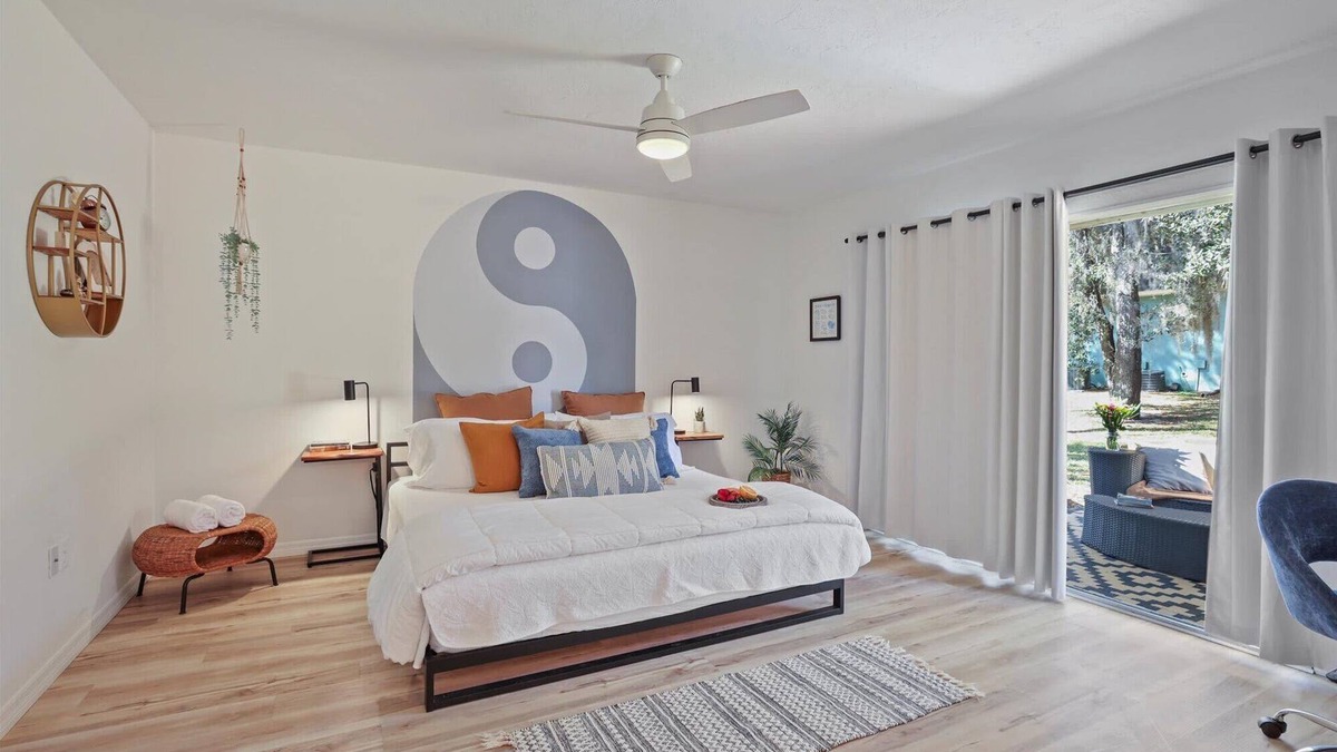 Gainesville Condo | Ying Yang Suite | King Bed - Zen Condo