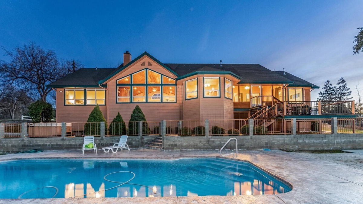 Yosemite Forks House | Yosemite Adventure House with Pool-hot tub-game room!