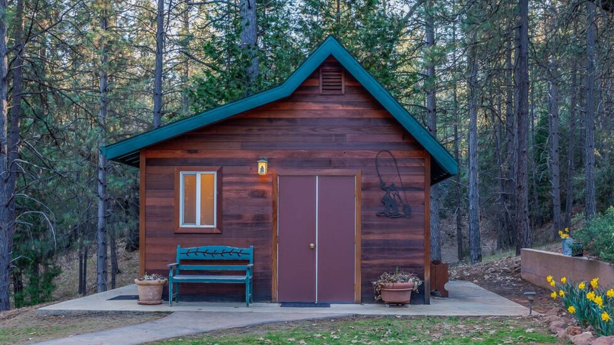 Groveland Cabin | Yosemite Country Cabin - Modern & Private in a woodland setting.