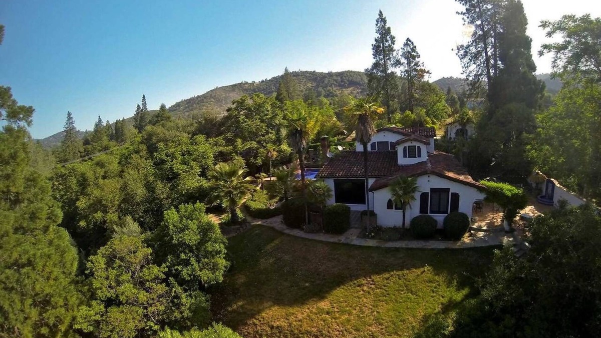 Mariposa House | Yosemite Estate: Pool, Hot tub, Outdoor Fireplace, Tennis and Basketball court