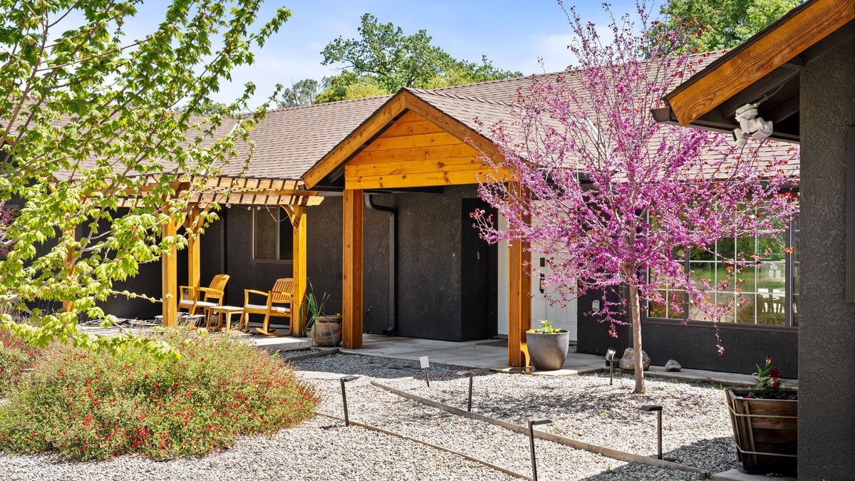 Mariposa House | Yosemite Sunrise Retreats: 2 Homes on 5 Acres! Pool, 2 Spas, 50 min to Yosemite!
