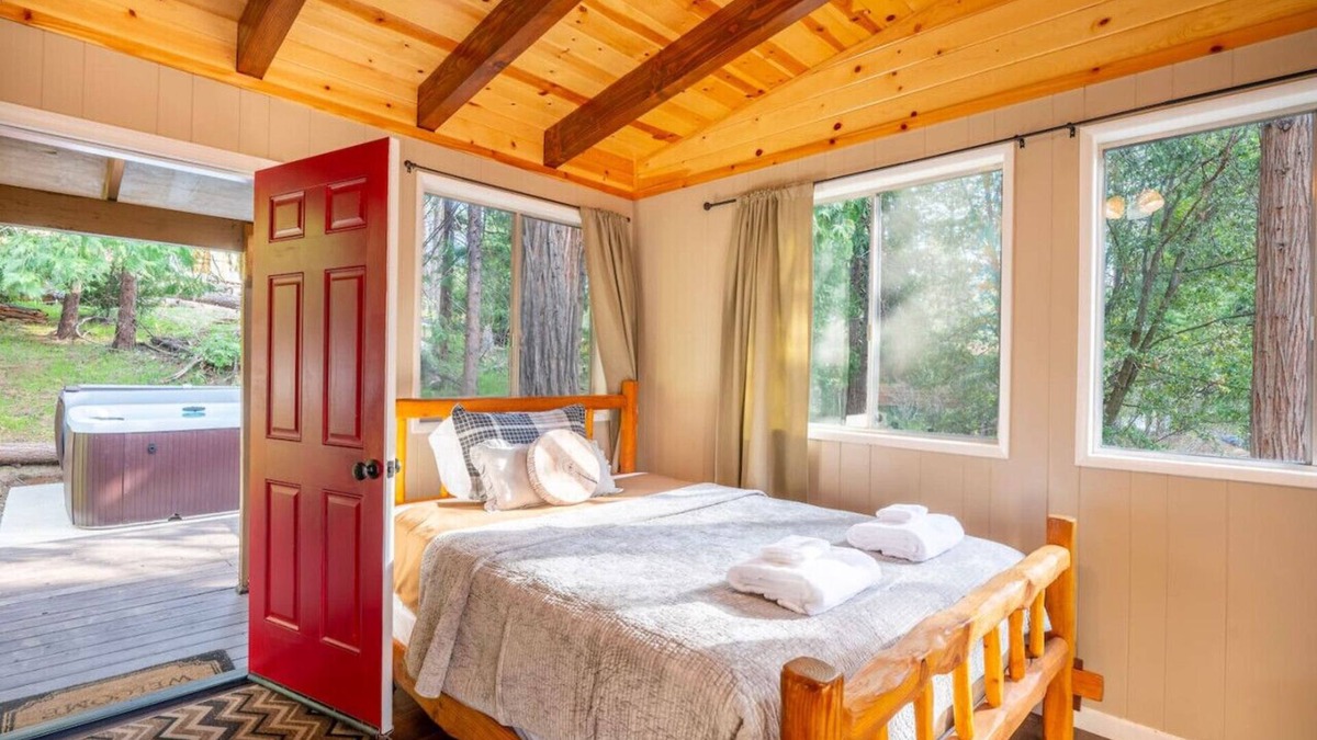 Oakhurst Cabin | Yosemite Vintage Villa w/Hot tub