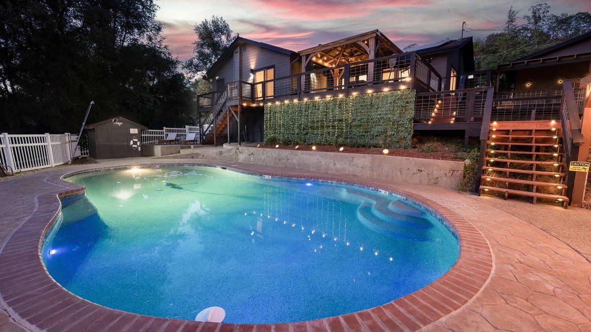 Oakhurst House | Yosemite zen, Pool, Hot tub, Private suite and Views!