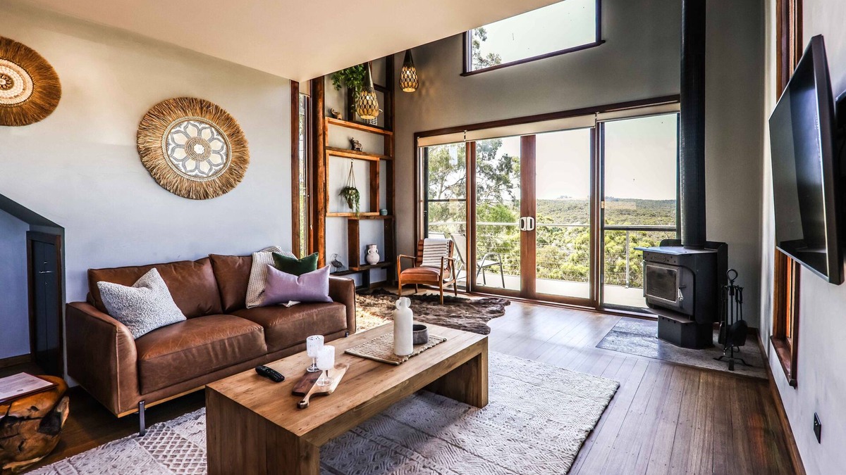 Hepburn Cottage | You can see three extinct volcanos from this villa atop a massive plateau