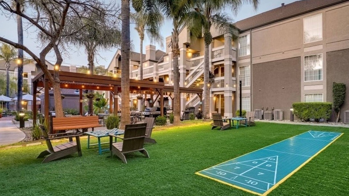 Sunnyvale Hotel | You Found it! 4 Comfortable 1BR Suites, Outdoor Swimming Pool, Pets Allowed!