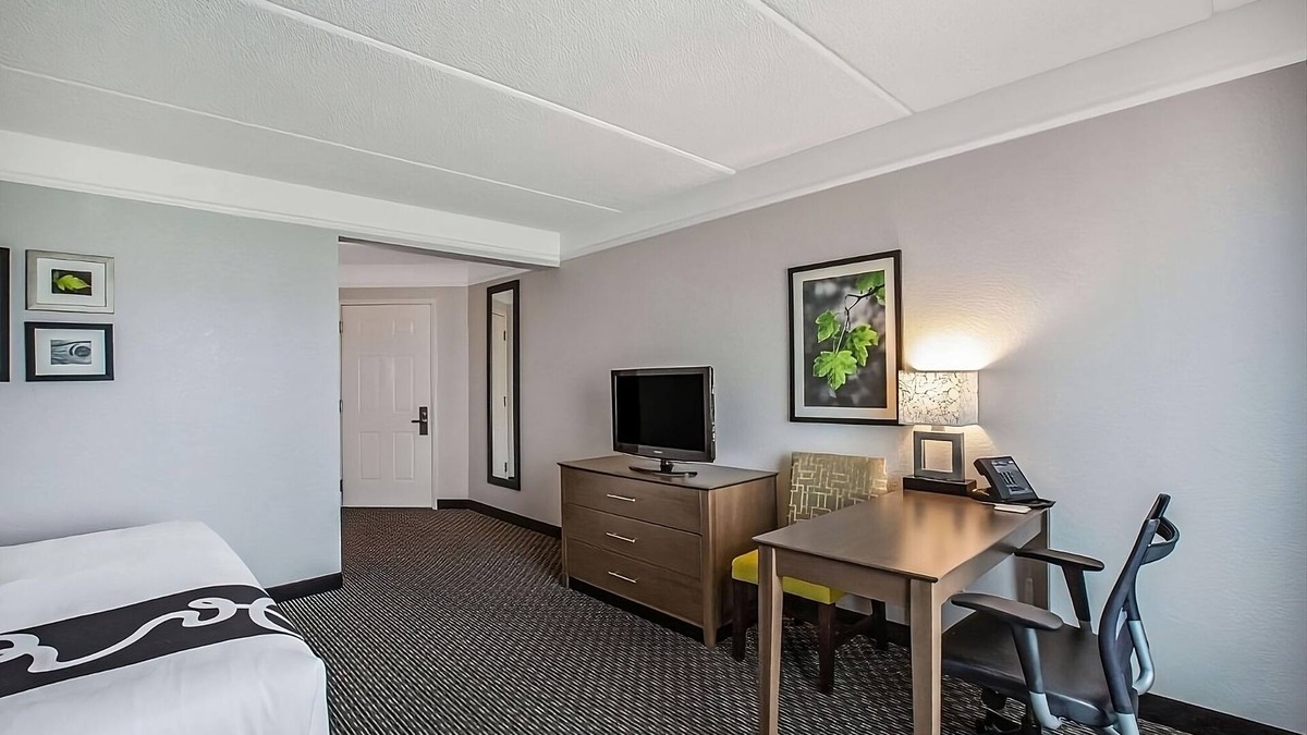 Doral Hotel | You Found It! Free Parking, Free Breakfast, Onsite Pool, Pets Allowed