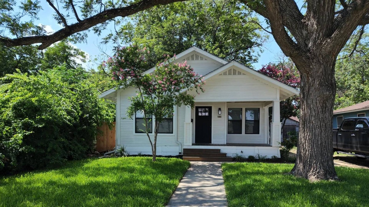 Northwest Los Angeles Heights House | You will be close to everything when you stay at this Newly Renovated house!