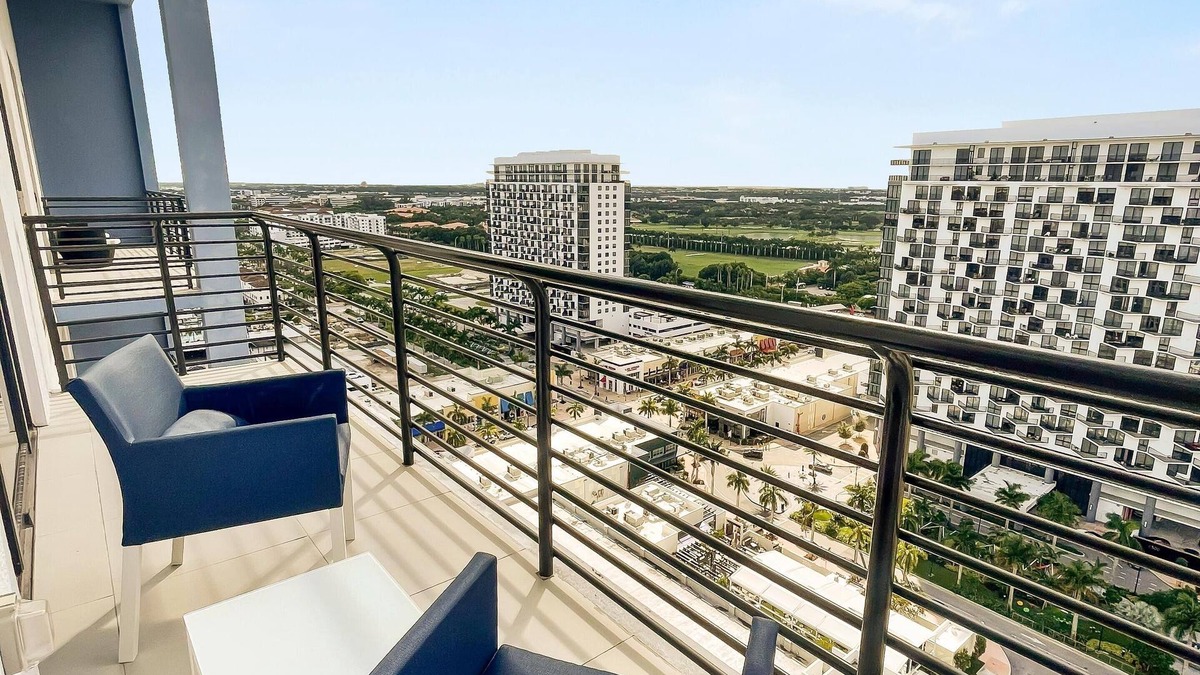 Doral Condo | Your Doral Oasis: Spacious Comfort