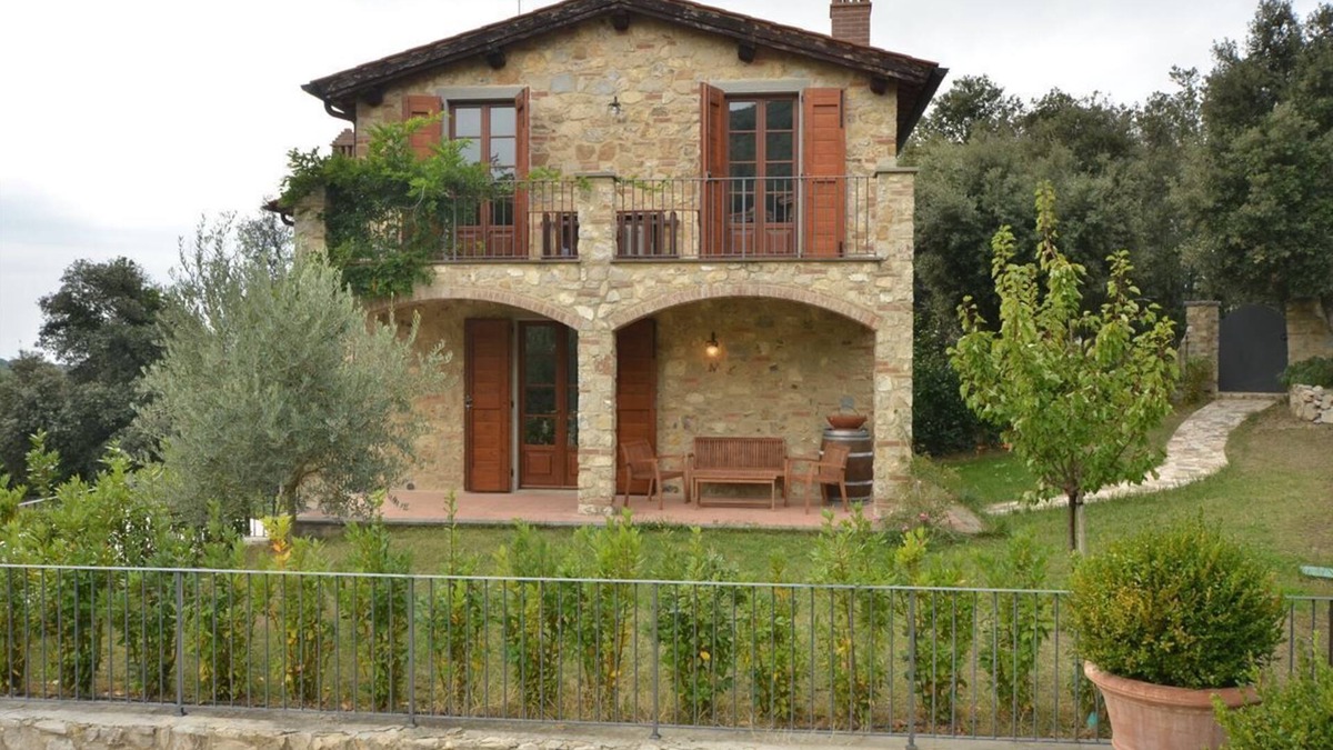 Villa A Sesta Villa | YOUR EXCLUSIVE HOLIDAY BETWEEN VINEYARDS AND CASTLES