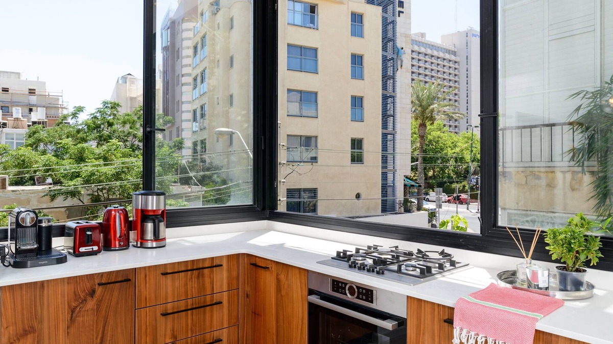 Old North Apartment | Your feet in the water! JABOTINSKY/HILTON