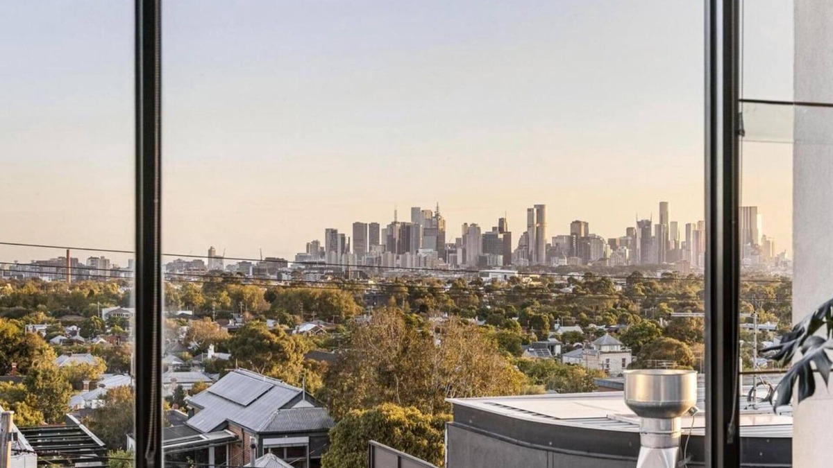 Northcote House | Your home away from home! Just 50m from the World's Coolest Street.