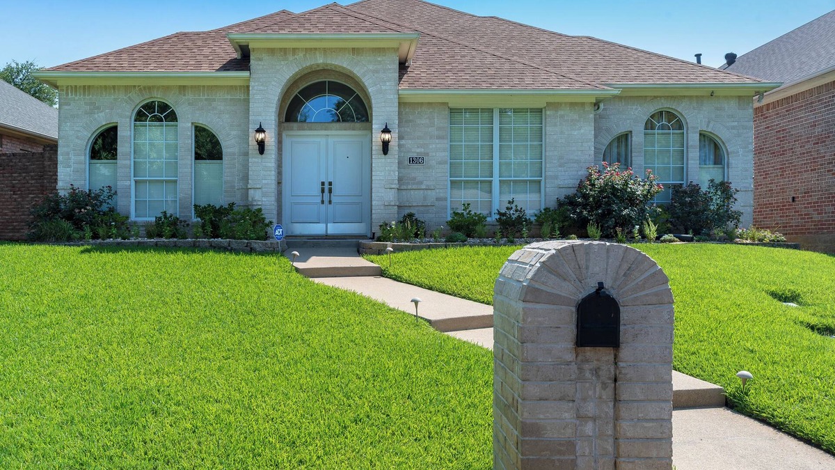 Longview House | Your home away from home. Fully furnished & tastefully decorated w/you in mind.