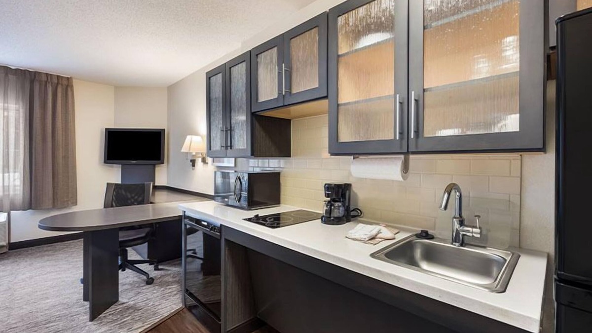 Waukegan Resort | Your Home Away From Home! 2 Relaxing Units, Pet-friendly Property, Full Kitchen!